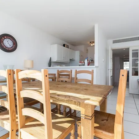Apartment Beachfront Terrace: Bright Two-bedroom With Sea Views *