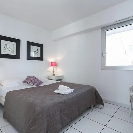 Bright Two Bedroomed On The In With Huge Terrace With Fabulous Sea Views - 2001 *